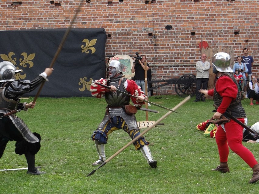 Międzynarodowy Turniej Rycerski na zamku w Łęczycy. Walki rycerzy i pokazy broni [ZDJĘCIA+FILM]