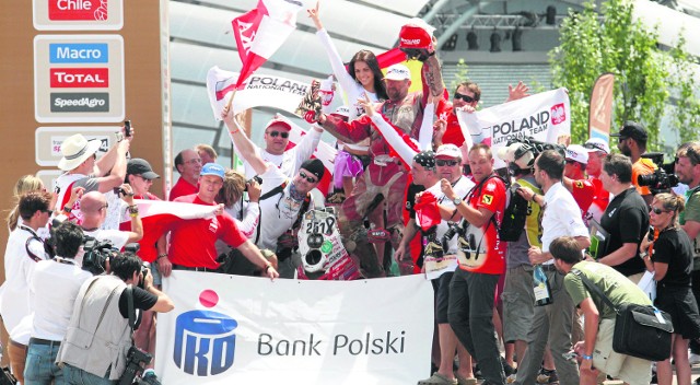 Wielka radość na mecie - Rafał Sonik wygrał Rajd Dakar 2015. Obok na podium Karolina Sołowow i pozostali członkowie zwycięskiego teamu. - Radość z tego sukcesu była i jest ogromna - mówiła Karolina Sołowow.