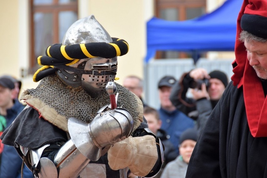 Rycerskie Urodziny Tarnowa. Był wielki tort i potyczki na miecze i topory 