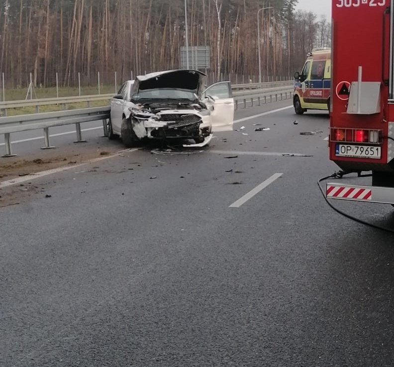 Poranny (8 grudnia) wypadek na obwodnicy Niemodlina.