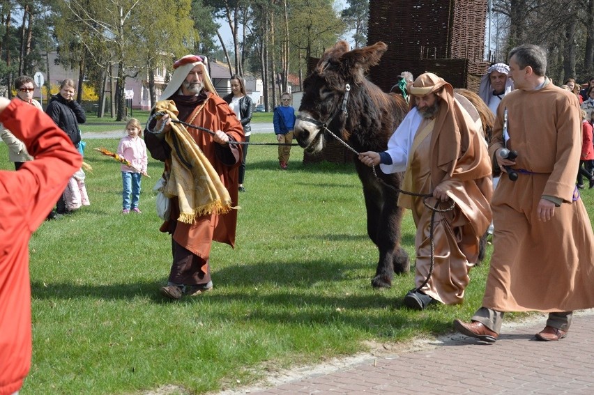 Niedziela Palmowa w Rudniku nad Sanem. Przez osła nie było wjazdu do Jerozolimy