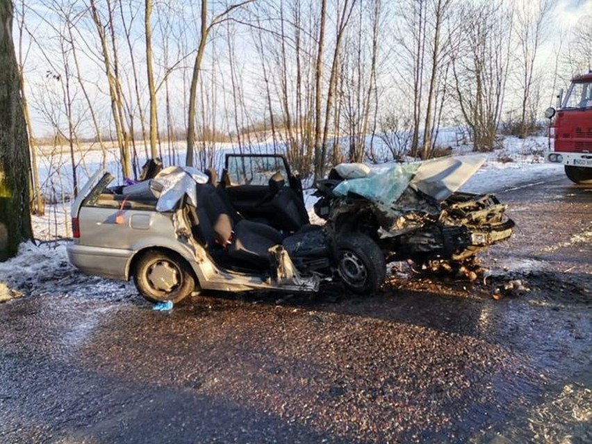 Wypadek na trasie Banie Mazurskie - Wólka. Nie żyje 61-letni kierowca passata, który uderzył w drzewo [ZDJĘCIA]