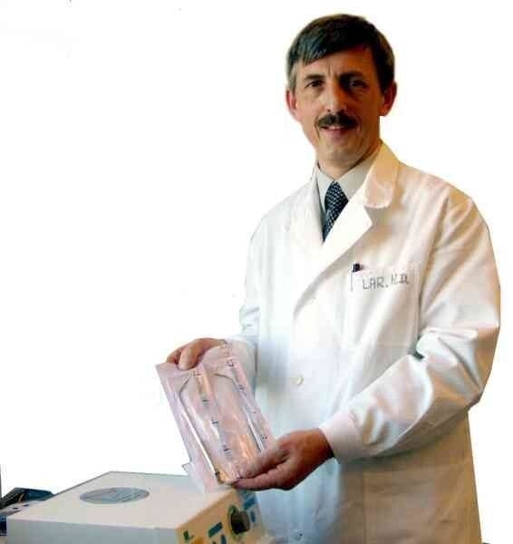 Dr Wiesław Dubielis prezentuje urządzenie do leczenia chrapania przez zmniejszenie objętości podniebienia miękkiego.