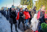 Orszak Trzech Króli w Czarnej Białostockiej. Ulicami miasta przeszedł barwny pochód mieszkańców. Były jasełka, Polonez i gorąca grochówka