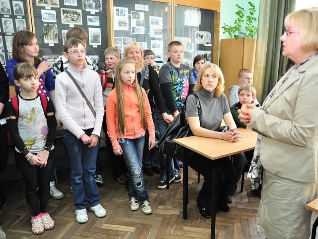 Zwiedzanie pracowni Gimnazjum numer 1 w Tarnobrzegu. Przedstawiciele delegacji włosko-litewskiej z uwagą wsłuchują się w opowieść o historii tarnobrzeskiej "jedynki&#8221;.