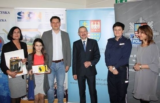 Nagrodzona uczennica Kasia Lewandowska z dyrektorką szkoły w Czostkowie Zdzisławą Mąkosą oraz organizatorami wojewódzkiego konkursu.
