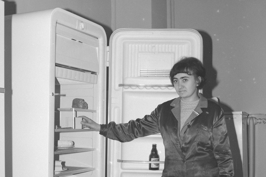 Na zdjęciu: sprzęt AGD „Eldom”. Prezentacja lodówki. 1969...
