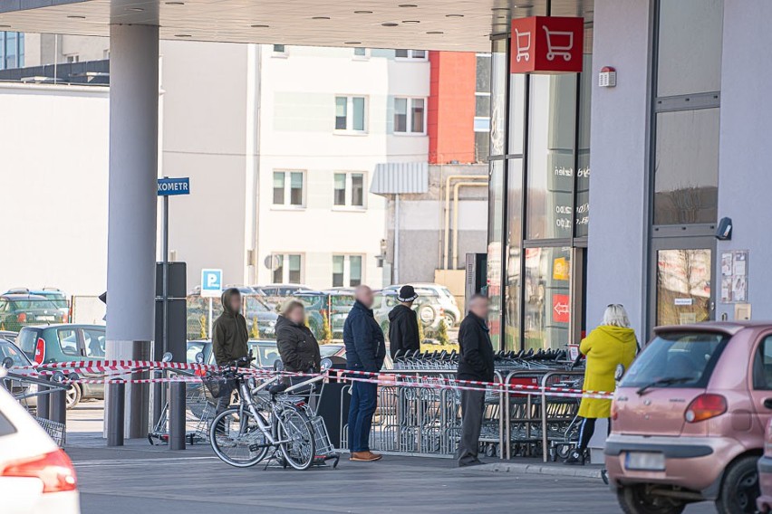 Nowy Sącz. Nowe rządowe obostrzenia sprawiły, że pod sklepami ustawiają się kolejki [ZDJECIA]