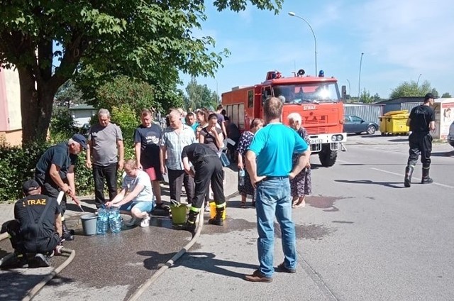 W niedzielę wodę mieszkańcom Dąbrowy Tarnowskiej dostarczali m.in. strażacy z OSP Żelazówka