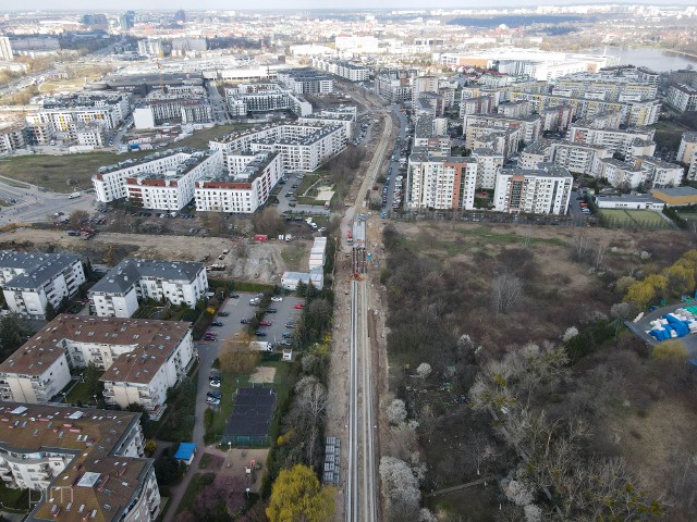 Trwa wielka przebudowa trasy tramwajowej od ul. Jana Pawła II do os. Lecha w Poznaniu. Inwestycja zakończy się w czwartym kwartale tego roku. Co w tej chwili dzieje się na trasie kórnickiej? Zobacz efektowne zdjęcia z lotu ptaka --->