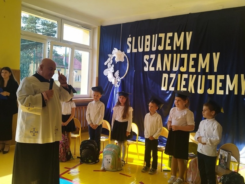 Pasowanie na ucznia w szkole w Stępocicach. Ślubowanie...