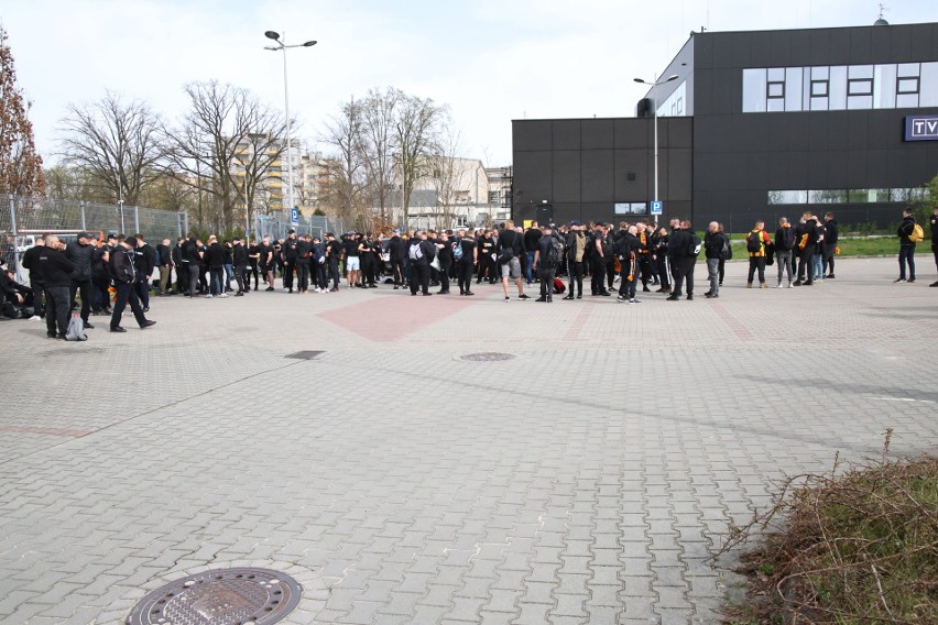 Kibice Korony Kielce wyjechali na mecz z Widzewem Łódź. Ponad 700 osób będzie wspierało zespół w meczu PKO BP Ekstraklasy