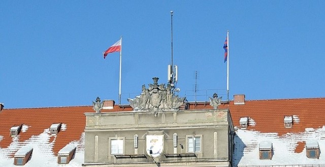 Tak obecnie wyglądają flagi na dachu urzędu miejskiego w Szczecinie. Radny proponuje, aby narodowa zawisła na środkowym, najwyższym słupie, a w jej miejsce pojawiła się flaga Unii. Jednak po wyjaśnieniach ministerstwa sytuacja raczej nie ulegnie zmianie.