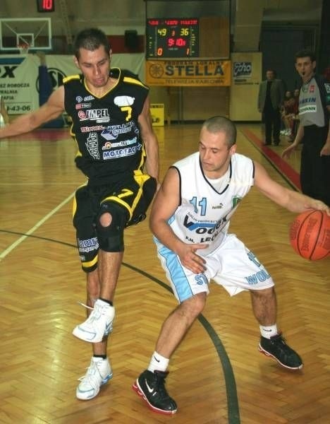 Koszykarze Stali Stalowa Wola (z piłką Paweł Pydych, obok Michał Baran) pokonali w derbach Podkarpacia Sokoła Łańcut.