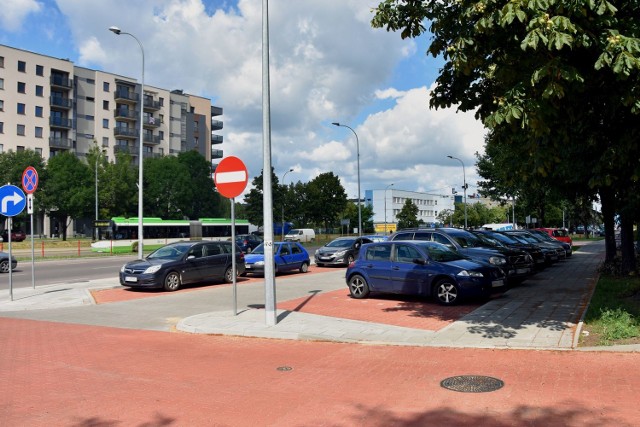Urząd Miejski przy Składowej 11 w Białymstoku udostępnił petentom parking na 88 miejsc