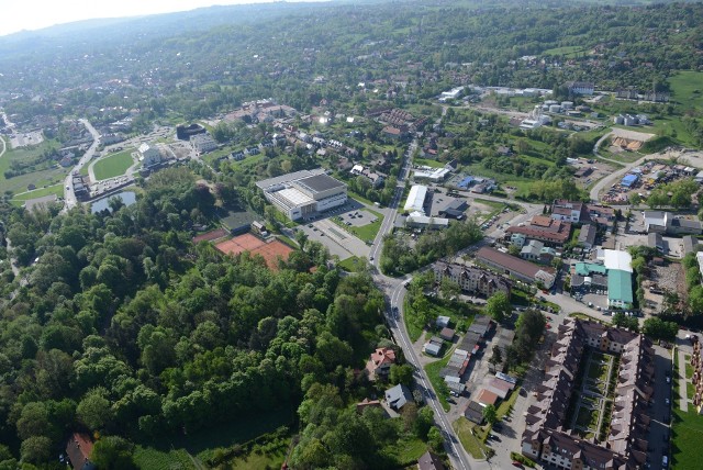 W Wieliczce i okolicy jest bardzo gęsta zabudowa. Brakuje miejsca na nowe drogi