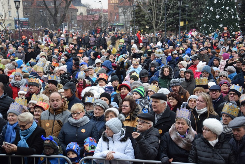 Orszak Trzech Króli 2020 Kędzierzyn-Koźle. Tłumy mieszkańców kolędowały na placu Wolności. Rekordowa frekwencja! 