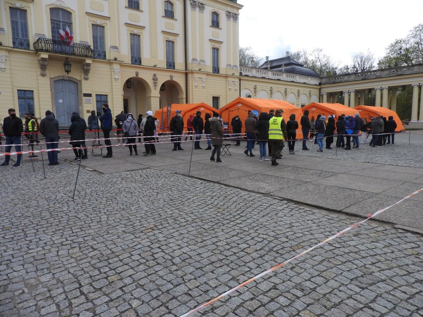 Taka kolejka stała do szczepień kwadrans po rozpoczęciu...