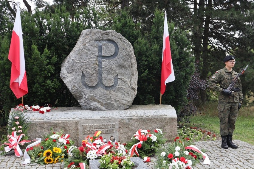 Pieśni patriotyczne i kwiaty przy pomniku Powstańców Warszawskich  w Łodzi we wtorek 1 sierpnia 2023 ZDJĘCIA, FILM