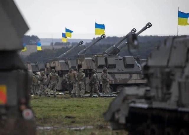 Po pierwsze – trzeba wzmocnić wsparcie dla Ukrainy, szczególnie zbrojne, jeśli chodzi o dostawy amunicji i w ogóle sprzętu zbrojnego - powiedział i.pl Andrzej Szejna