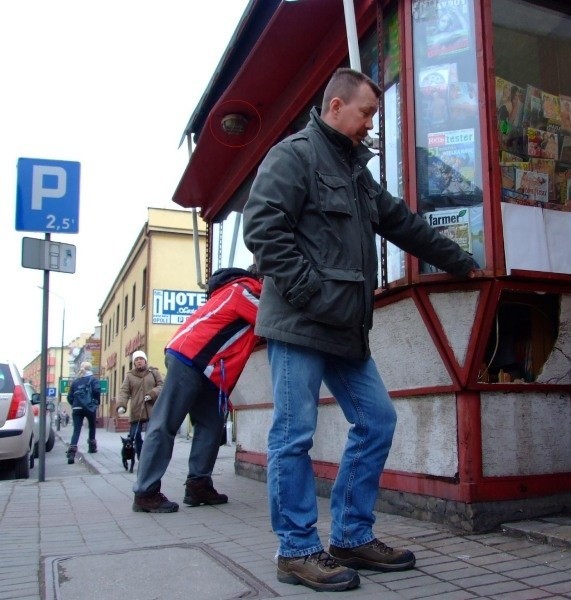 - Kamery miały odstraszać miejscowych wandali, ale okazuje się, że ci nic sobie z nich nie robią - mówi Adam Smoliński (na zdjęciu).