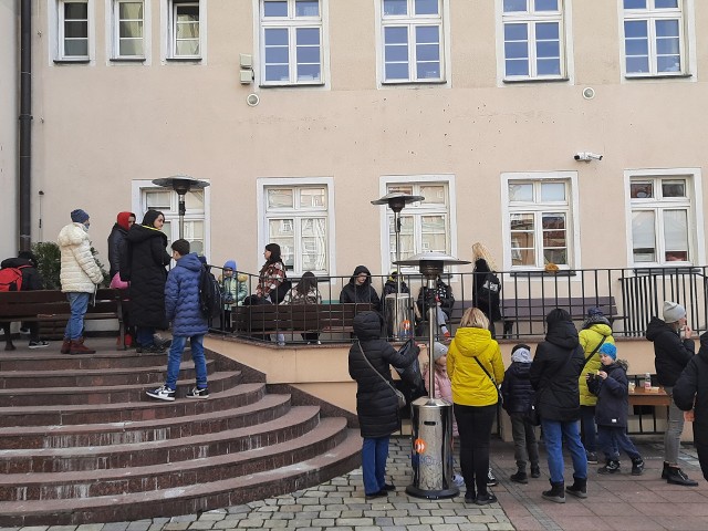 300 uchodźców z Ukrainy wystąpiło już w Opolu o nadanie numeru PESEL. Kolejka czekających pod opolskim ratuszem.