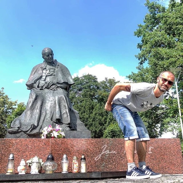 Włoski komik Daniele Fabbrie przy pomniku Jana Pawła II w Toruniu