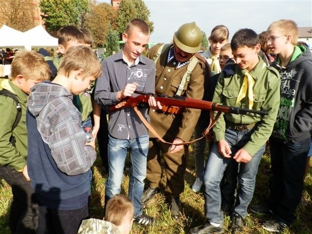 Oraz porozmawiać z członkami Przasnyskiego Stowarzyszenia Historii Ożywionej, którzy chętnie opowiadali o broni, mundurach jakie posiadają oraz historii. Zapraszamy do obejrzenia pozostałych zdjęć.