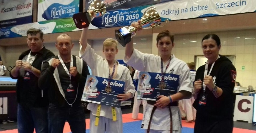 Zawodnicy Kieleckiego Klubu Karate Kyokushin Koronea z...