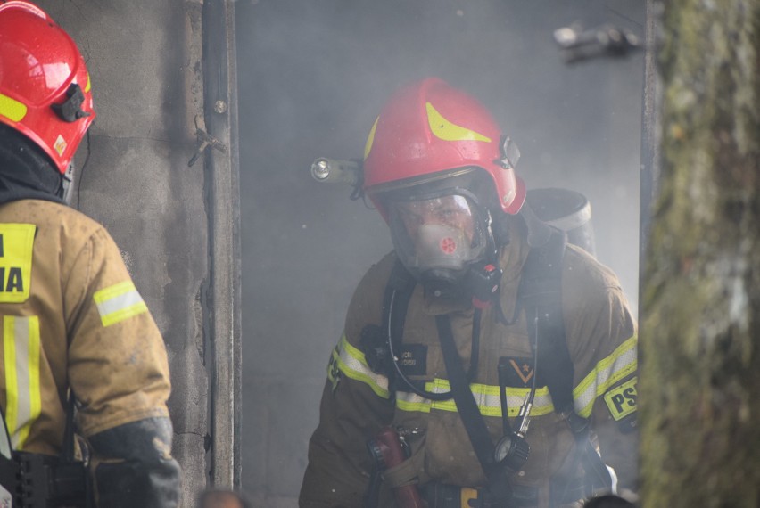 Groźny pożar podczas wymiany butli z gazem. Poparzony mężczyzna ewakuowany helikopterem do Siemianowic Śląskich