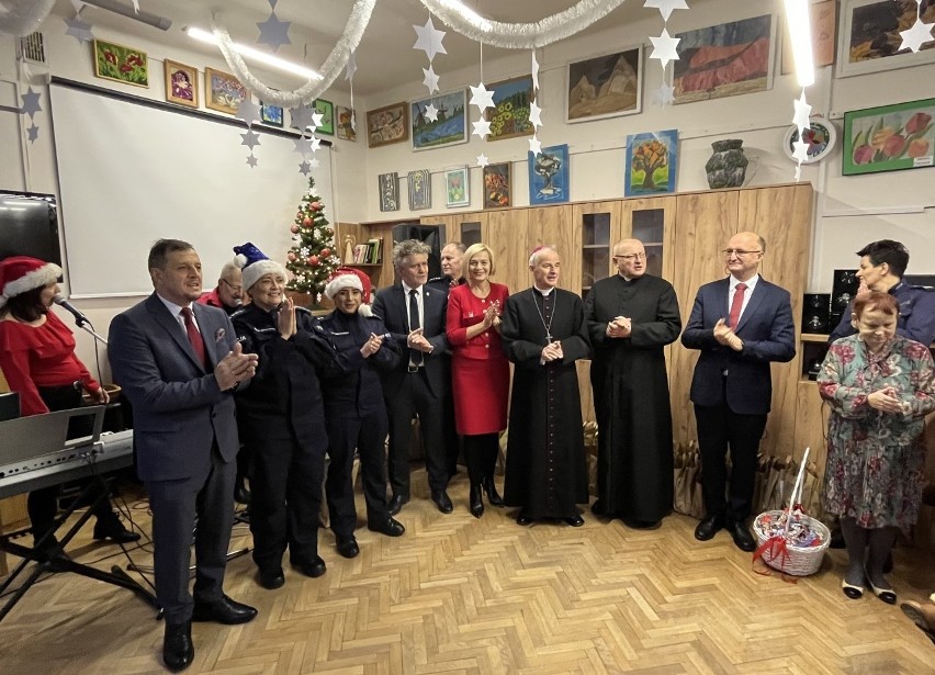 Wielka akcja mikołajkowa w Mnichowie! Biskup Florczyk, minister Wawrzyk, wicemarszałek Janik, senator Słoń przynieśli dzieciom prezenty