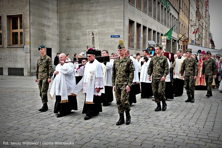 Przez Wrocław przeszła procesja z relikwiami św. Doroty i św. Stanisława (ZDJĘCIA)