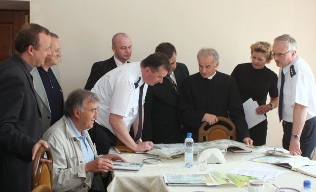 Biskup Marian Florczyk ze sztabem współorganizatorów Majówki Rowerowej 2009 przegląda trasę rajdu.