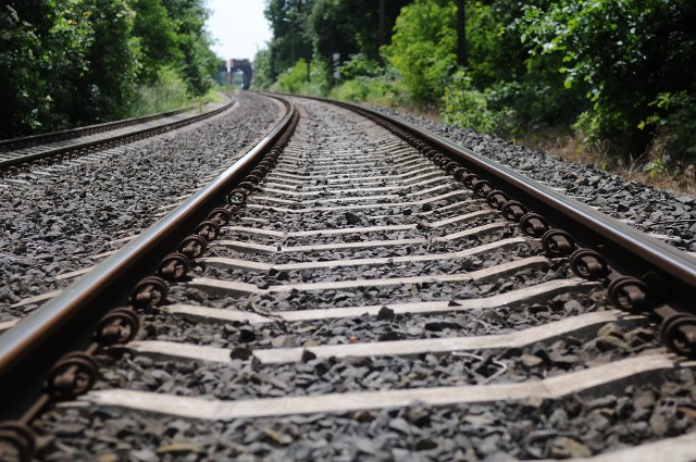 Przy torach niedaleko dworca kolejowego w Sulechowie znaleziono zwłoki mężczyzny.