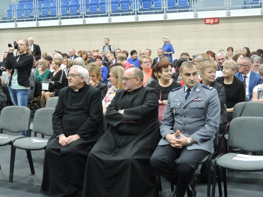 Ostrów Mazowiecka. Dzień Edukacji Narodowej: odznaczenia i nagrody dla najlepszych z subregionu [ZDJĘCIA, WIDEO]