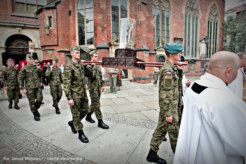 Przez Wrocław przeszła procesja z relikwiami św. Doroty i św. Stanisława (ZDJĘCIA)