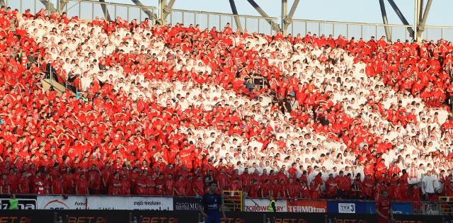 Czerwono-biało-czerwone trybuny na stadionie Widzewa podczas ostatnich derbów w 2017 roku