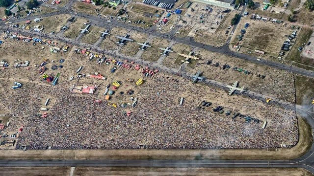 Air Show 2015 - tak wyglądało z powietrza 80 tysięcy widzów na lotnisku na Sadkowie w Radomiu.