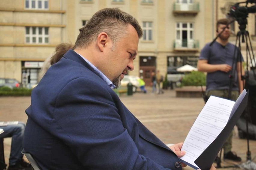 Narodowe Czytanie 2019: Znani aktorzy czytali nowele na placu Szczepańskim [ZDJĘCIA]