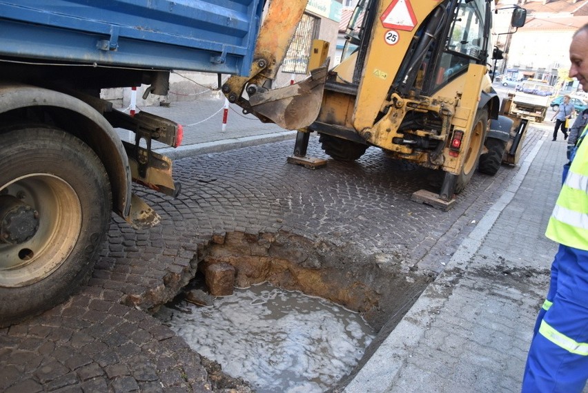 Tarnów. Droga przy Burku zamknięta dla ruchu. Samochody utknęły w korku [ZDJECIA]