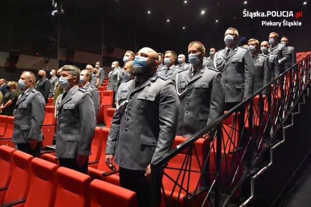 Święto Policji w Piekarach Śląskich. W tym roku awanse otrzymało łącznie 31 piekarskich mundurowych. Zobacz kolejne zdjęcia. Przesuwaj zdjęcia w prawo - naciśnij strzałkę lub przycisk NASTĘPNE