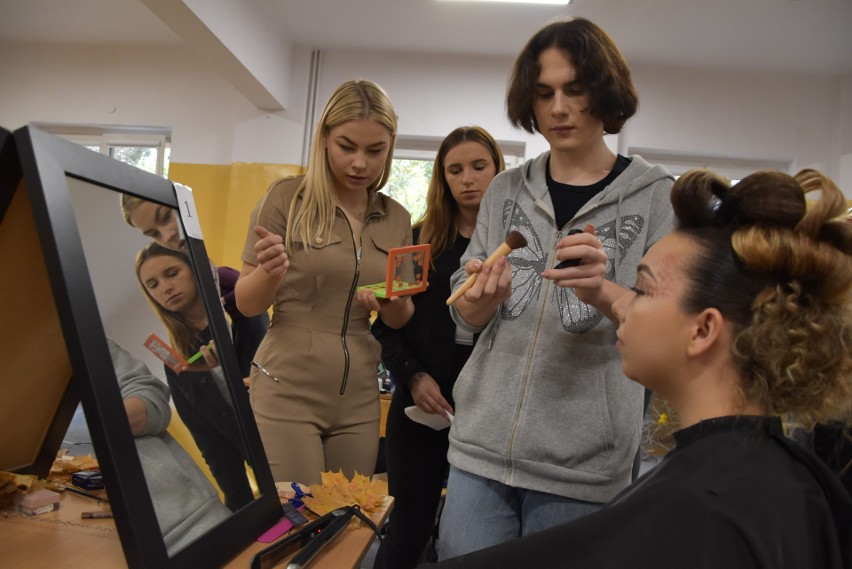 Uczestnicy konkursu zadbali nie tylko o fryzury i makijaż,...