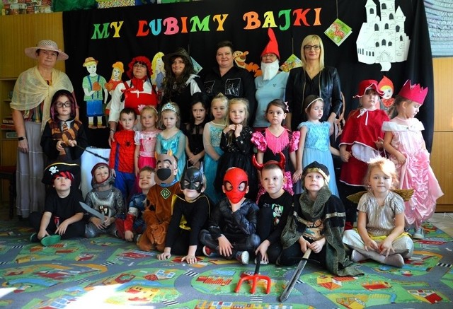 Z okazji święta postaci z bajek w Szkole Podstawowej nr 2 i przedszkolu w Stąporkowie dzieci i młodzież przebrały się za ulubionych bohaterów bajek.
