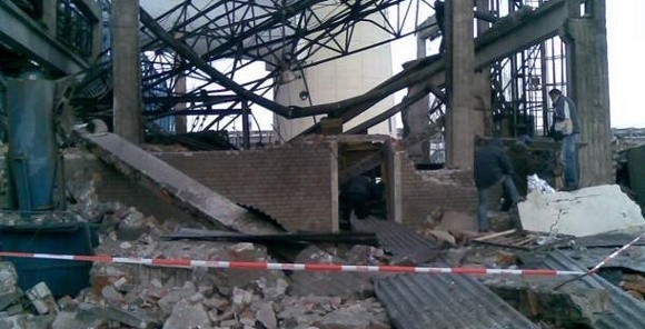 Ruiny budynku na terenie elektrowni.