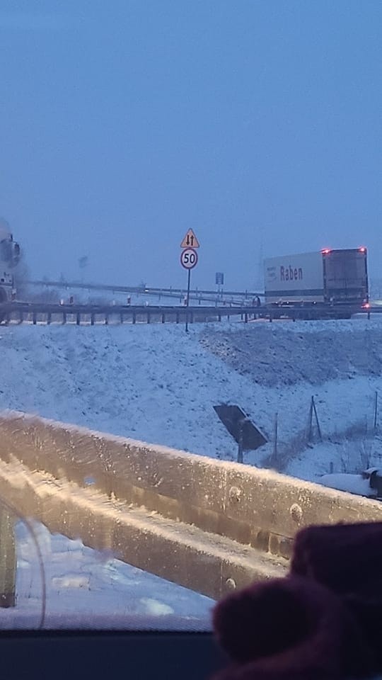 Fatalne warunki na drogach w regionie radomskim. Cyklon "Pit" atakuje wiatrem i śniegiem. Raport na bieżąco
