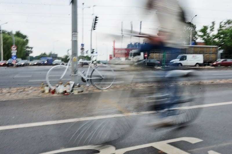 Nowy ghost bike w Poznaniu. Rowerzyści upamiętnili śmierć...