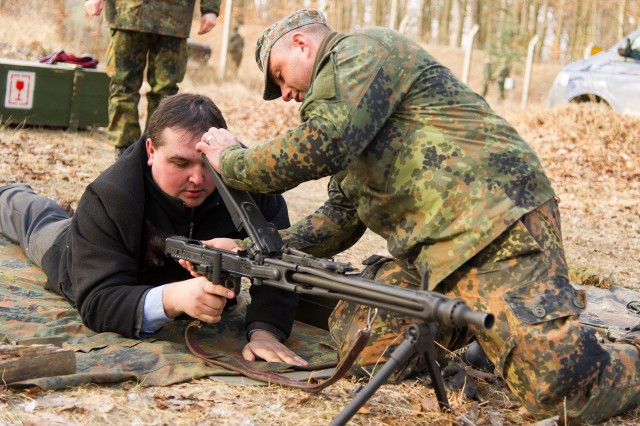 Tomasz Sawicki na strzelnicy podczas obsługi niemieckiego karabinu maszynowego MG3.