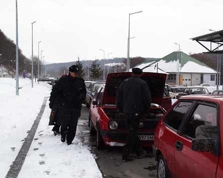 Na polsko-ukraińskim przejściu w Krościenku kolejki są długie, więc kombinatorów nie brakuje.