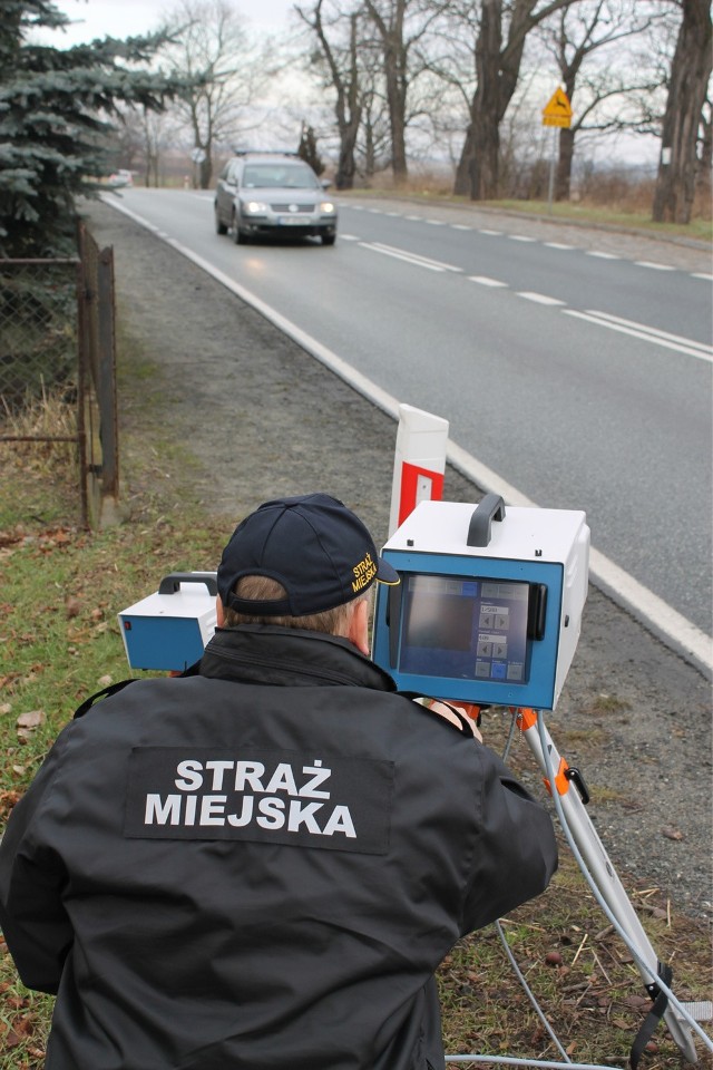 Od czerwca część obowiązków strażników miejskich przejmą gminni urzędnicy.