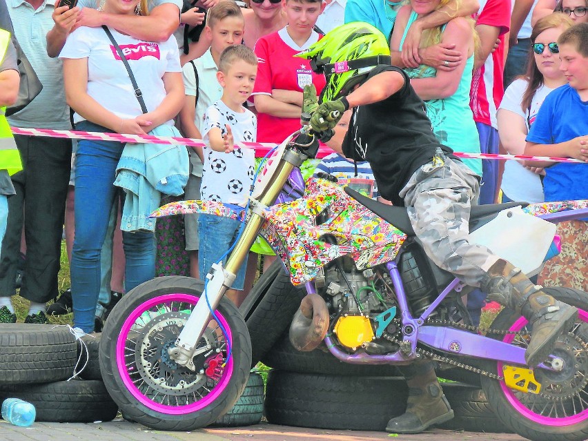 Młodzi motocykliści  i rowerzyści swoimi wyczynami cały czas...